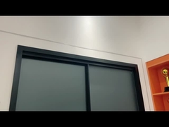 16Çok dar bir sürgülü kapı.